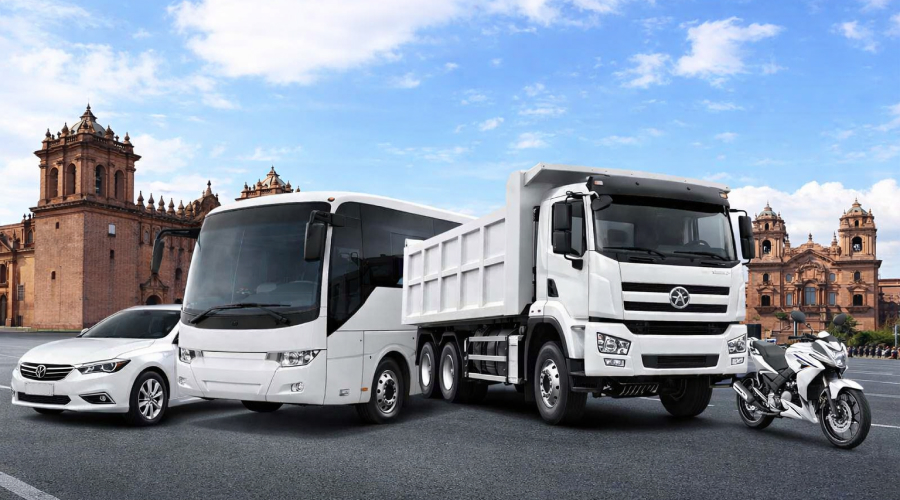 Un conjunto de distintan movilidades que incluye un auto, un bus, un bus de carga pesada y una moto, todos de color blanco